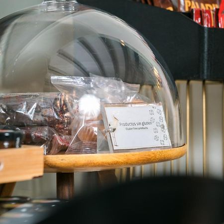 فندق هوسبيس بالاسيو دي أريناليس آند سبا Caces المظهر الخارجي الصورة A chocolate display at a coffee shop