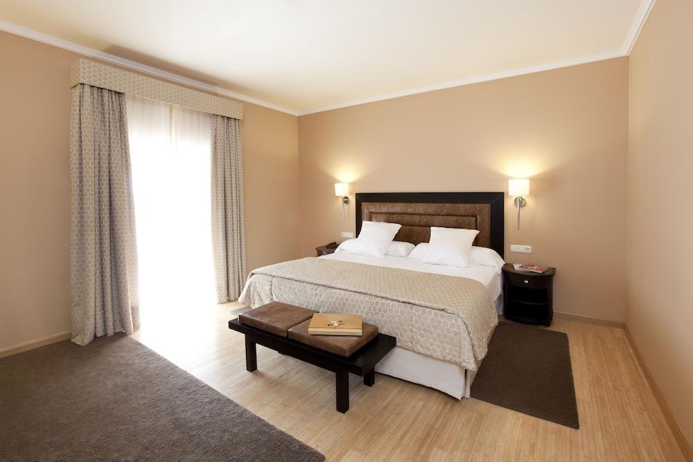 فندق هوسبيس بالاسيو دي أريناليس آند سبا Caces المظهر الخارجي الصورة A bedroom