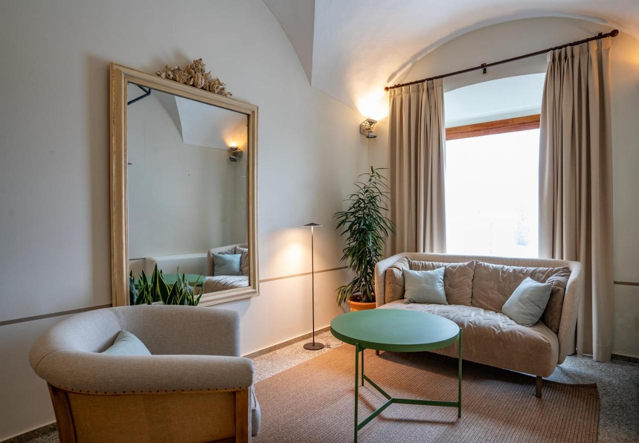 فندق هوسبيس بالاسيو دي أريناليس آند سبا Caces المظهر الخارجي الصورة A room at the hotel