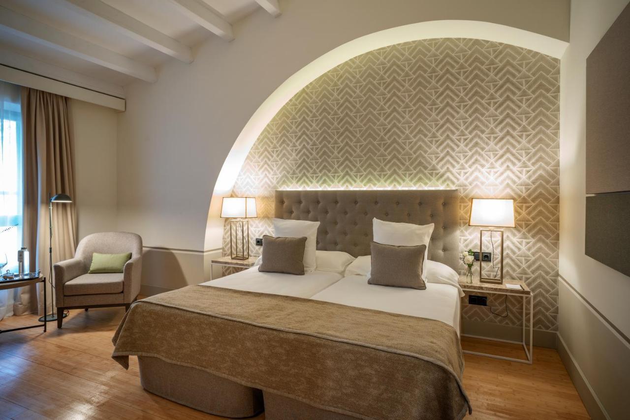 فندق هوسبيس بالاسيو دي أريناليس آند سبا Caces المظهر الخارجي الصورة A room at the hotel
