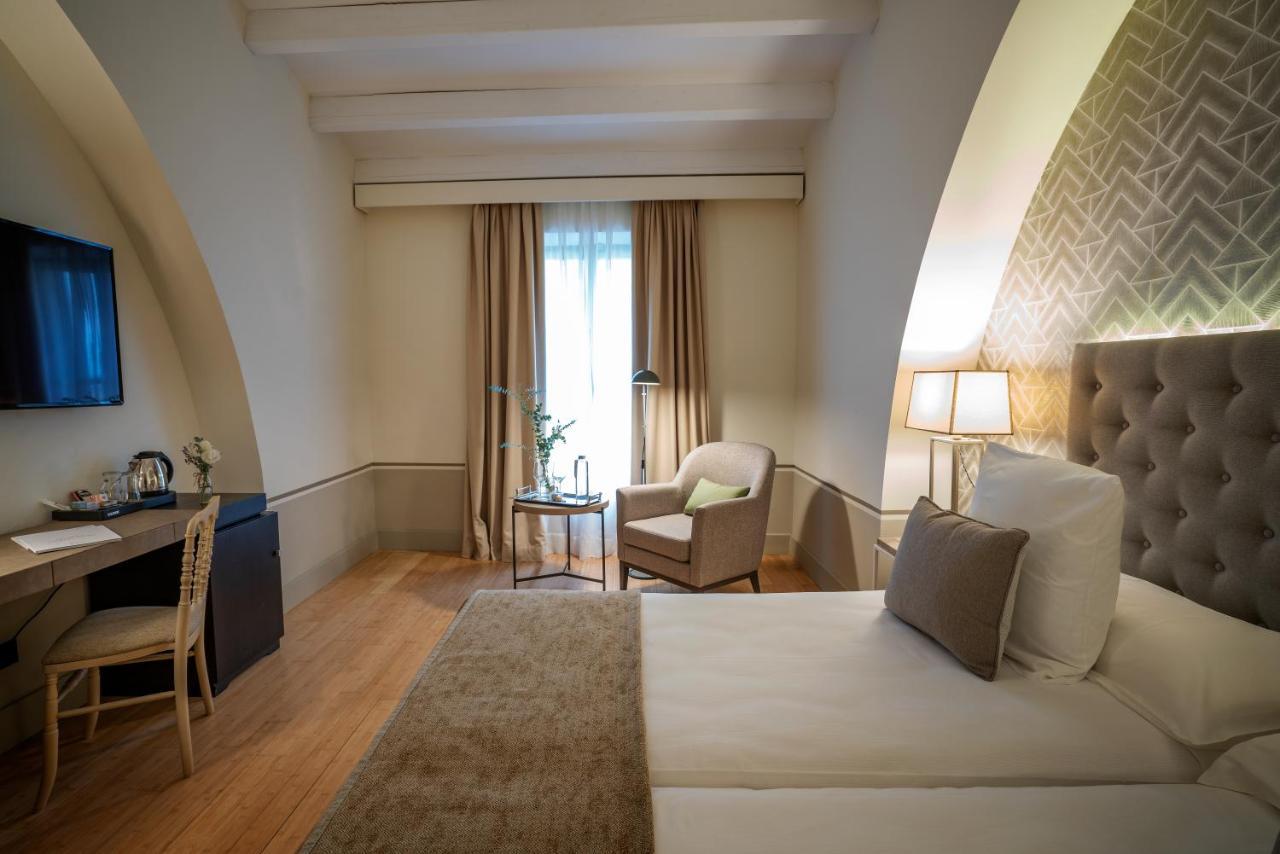 فندق هوسبيس بالاسيو دي أريناليس آند سبا Caces المظهر الخارجي الصورة A room at the hotel