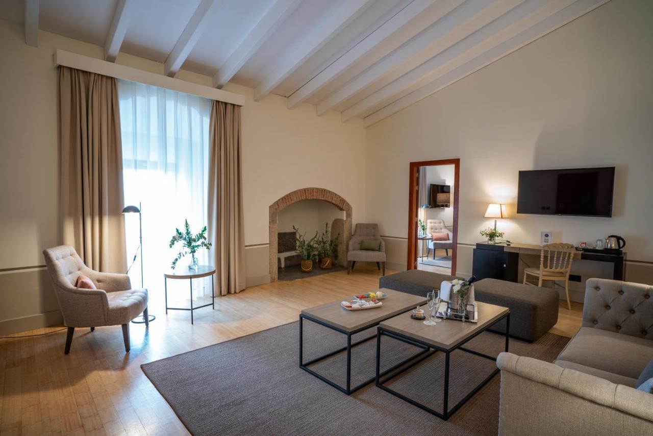 فندق هوسبيس بالاسيو دي أريناليس آند سبا Caces المظهر الخارجي الصورة A suite at Hotel 1872