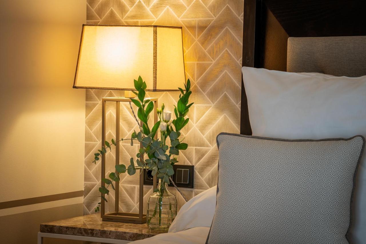 فندق هوسبيس بالاسيو دي أريناليس آند سبا Caces المظهر الخارجي الصورة A table lamp
