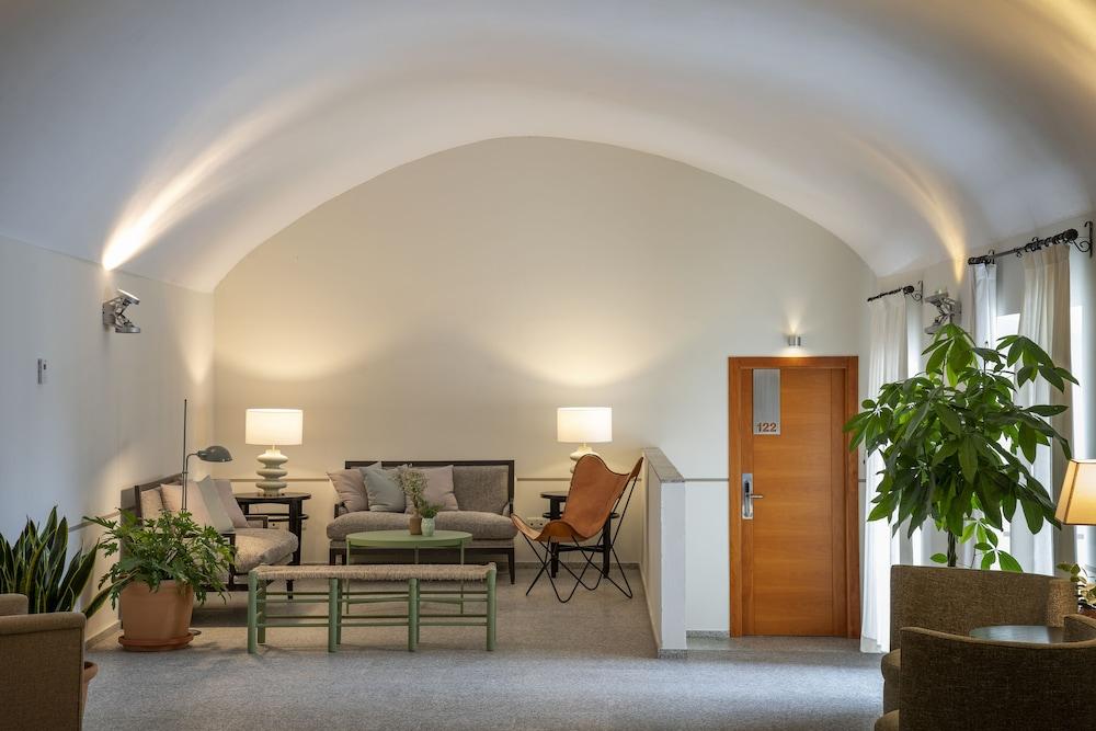 فندق هوسبيس بالاسيو دي أريناليس آند سبا Caces المظهر الخارجي الصورة The interior of the house