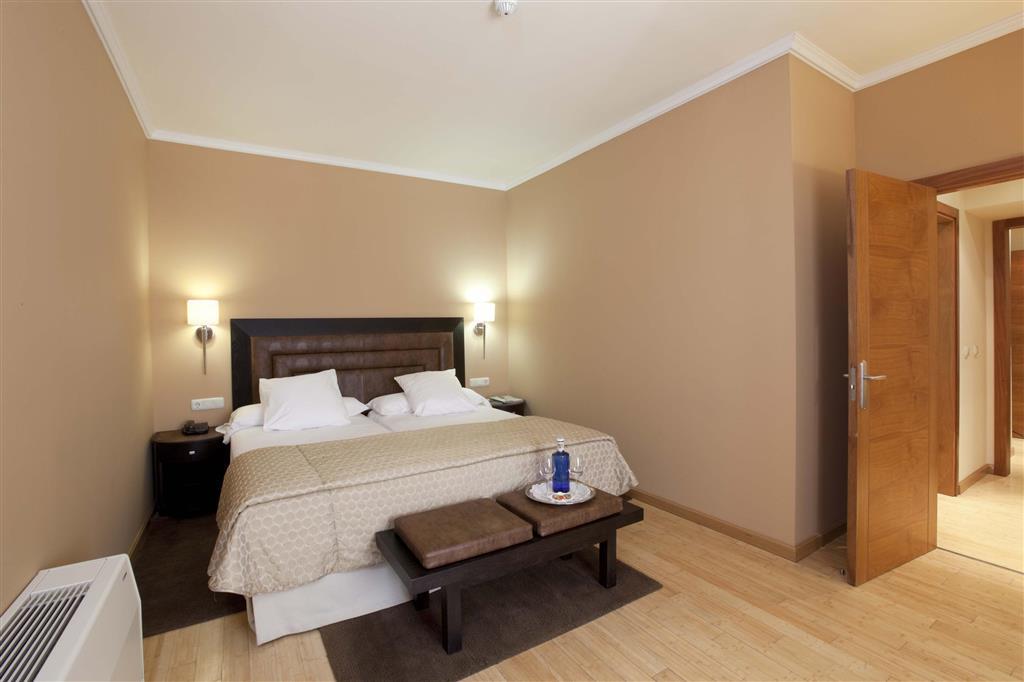 فندق هوسبيس بالاسيو دي أريناليس آند سبا Caces الغرفة الصورة A bedroom