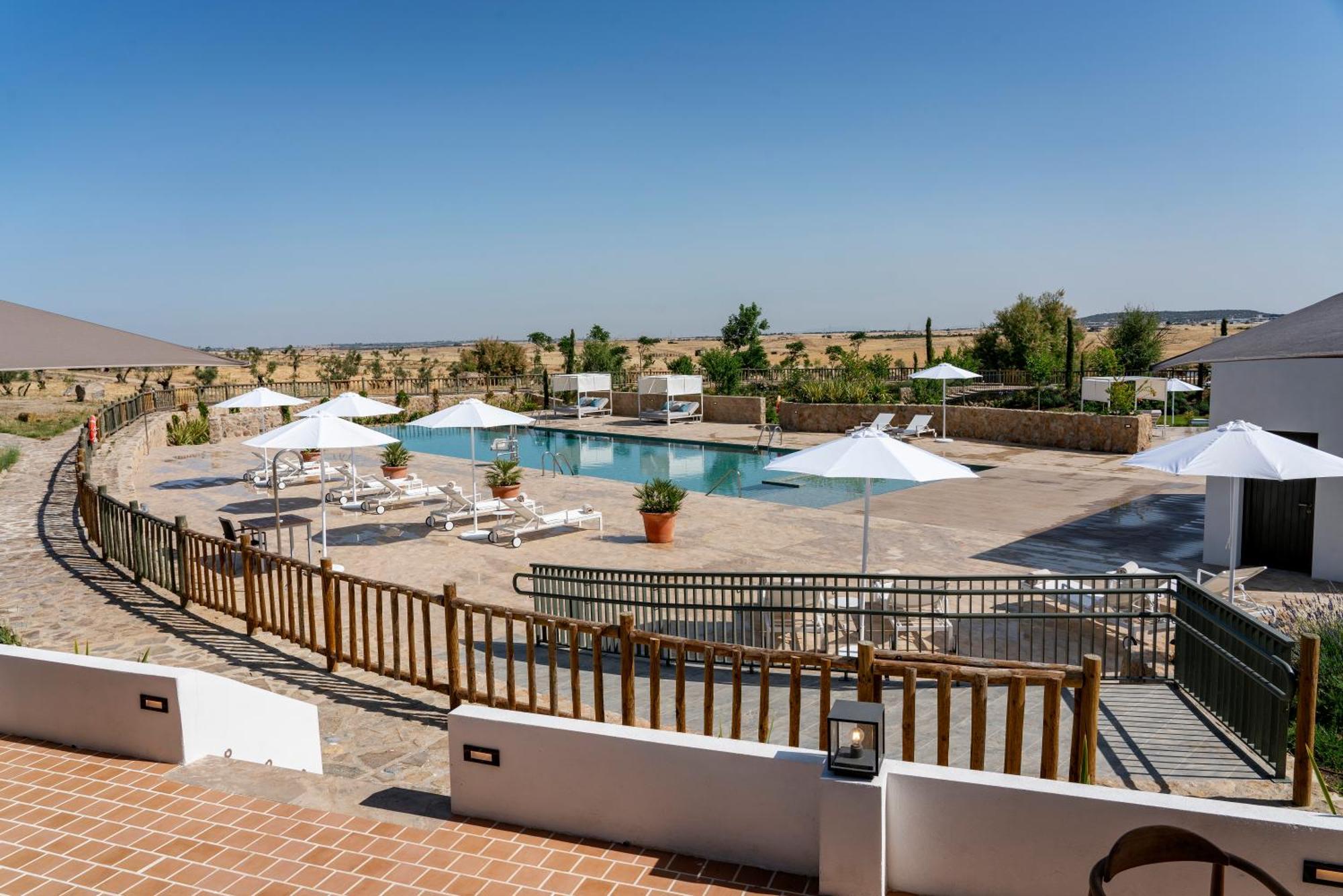 فندق هوسبيس بالاسيو دي أريناليس آند سبا Caces المظهر الخارجي الصورة The swimming pool at the hotel
