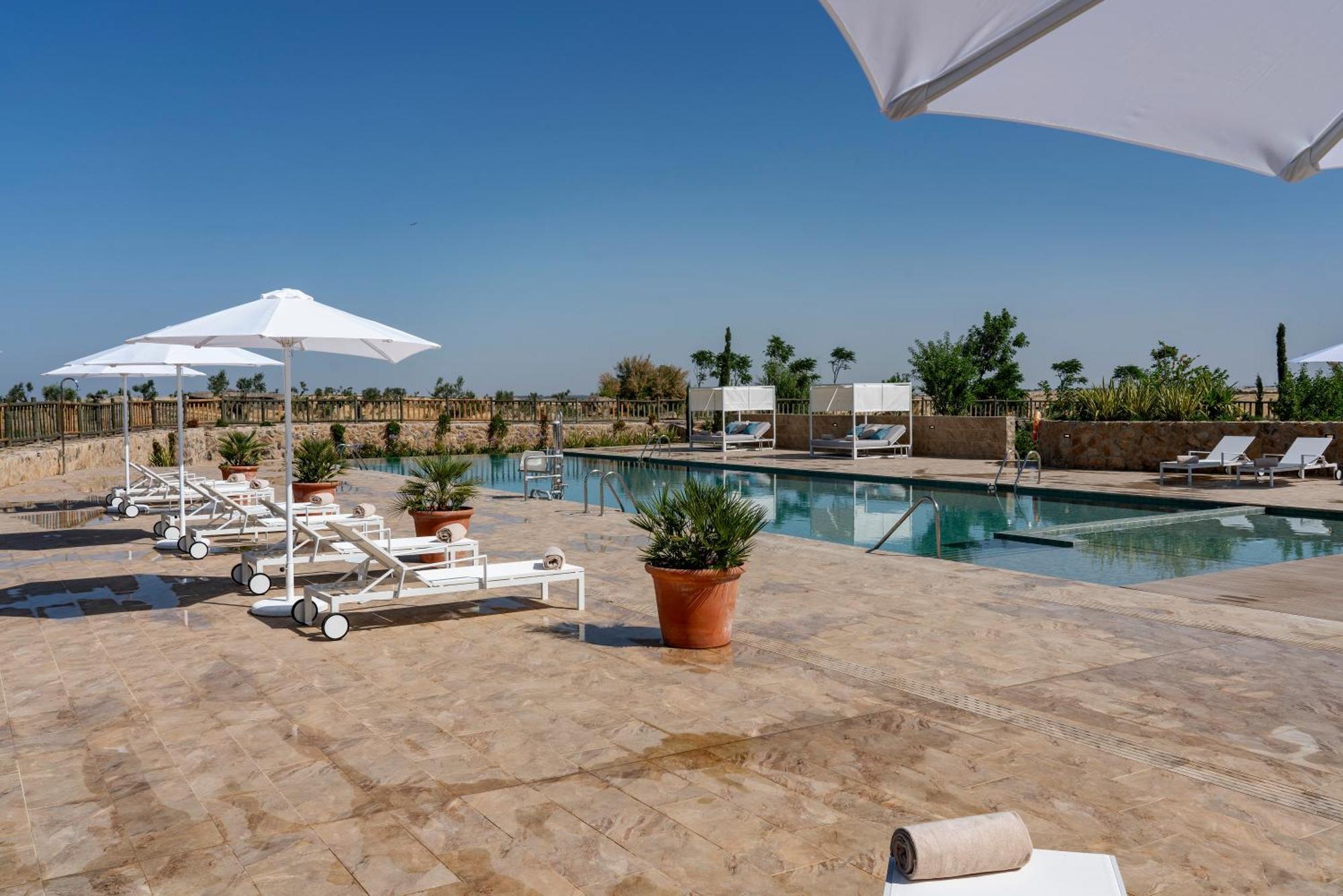 فندق هوسبيس بالاسيو دي أريناليس آند سبا Caces المظهر الخارجي الصورة The pool at the hotel