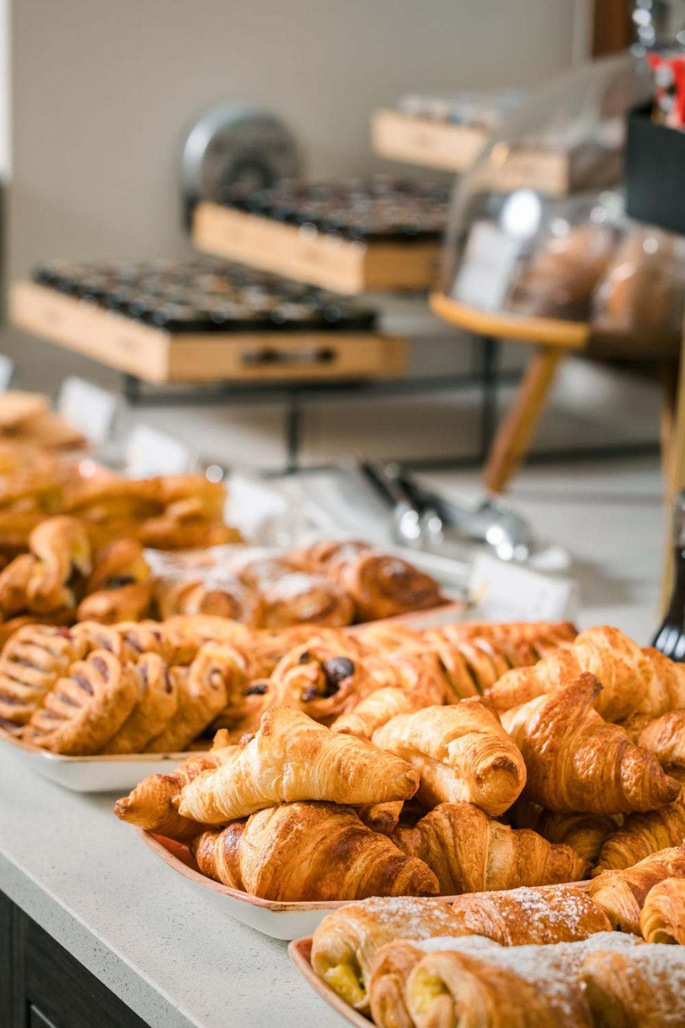 فندق هوسبيس بالاسيو دي أريناليس آند سبا Caces المظهر الخارجي الصورة Croissants