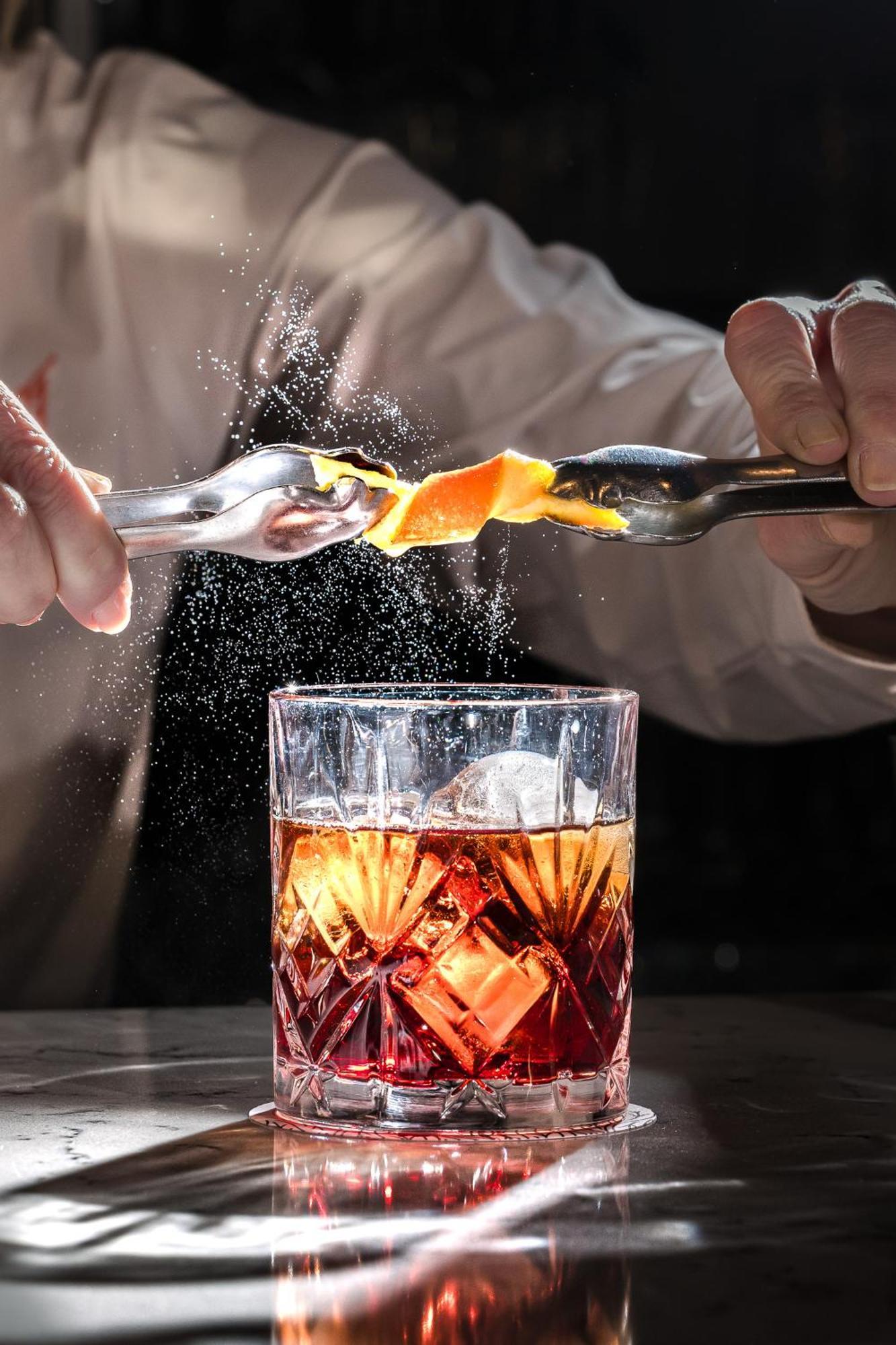فندق هوسبيس بالاسيو دي أريناليس آند سبا Caces المظهر الخارجي الصورة A bartender adding a lemon twist to a cocktail