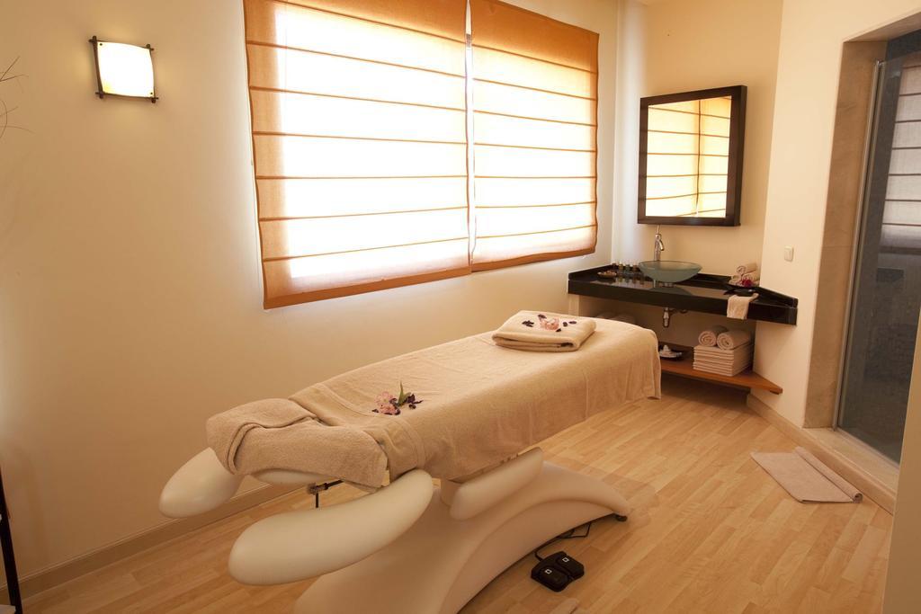 فندق هوسبيس بالاسيو دي أريناليس آند سبا Caces المظهر الخارجي الصورة A massage room at a spa