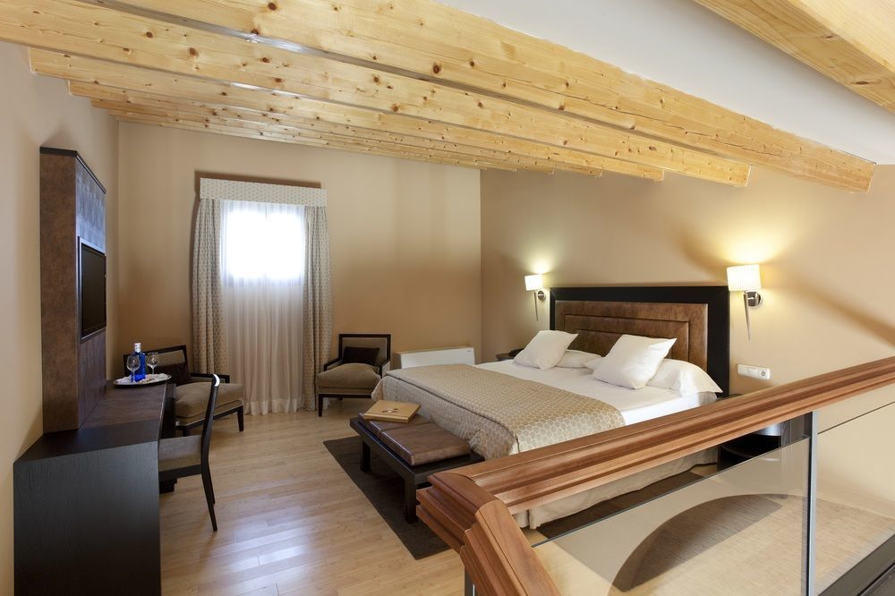فندق هوسبيس بالاسيو دي أريناليس آند سبا Caces المظهر الخارجي الصورة A room at the hotel