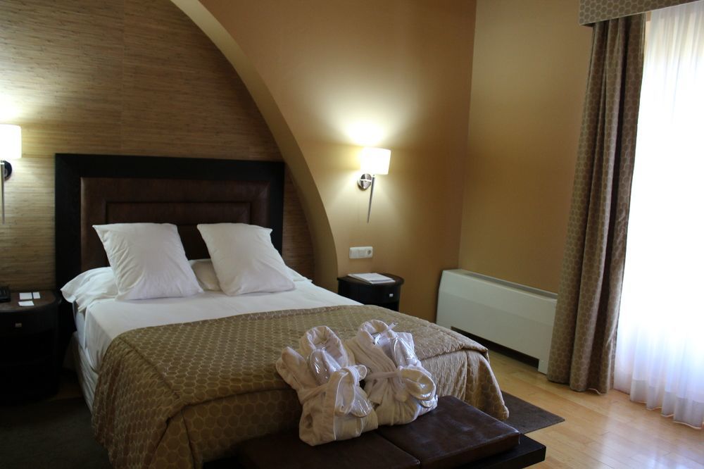فندق هوسبيس بالاسيو دي أريناليس آند سبا Caces المظهر الخارجي الصورة A room at Hotel de las Letras