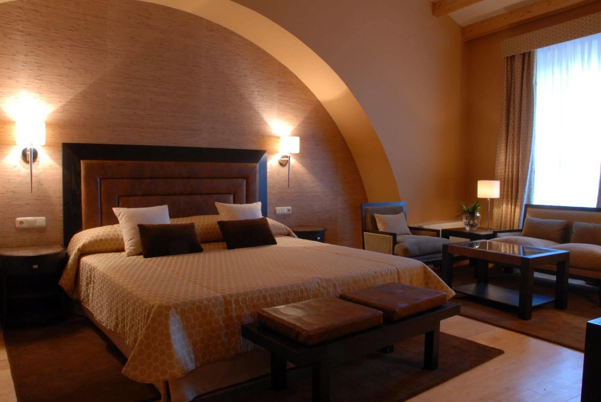 فندق هوسبيس بالاسيو دي أريناليس آند سبا Caces الغرفة الصورة A room at the hotel